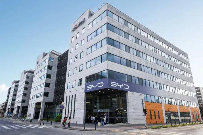 黔西南州13件文物参与六省区青铜器联展 羊角钮钟荣登封面